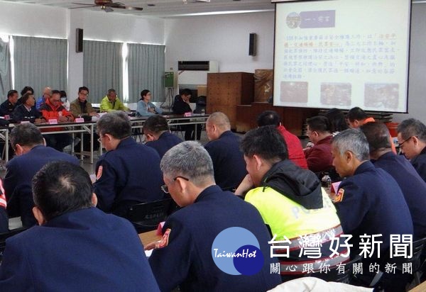 北港警分局召開加強重要節日安全維護工作協調會,結合義警交、民防、守望相助巡守組織及警察志工等協勤民力,共同展現維護治安的決心。(記者陳昭宗拍攝)