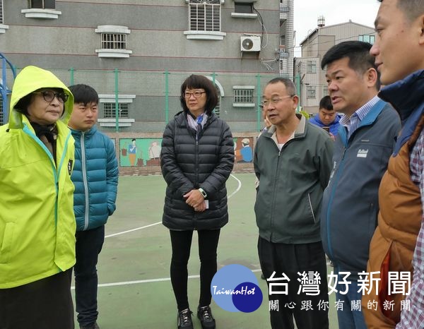 立委蘇治芬與辦公室主任許忠富邀集體育署組長及鎮代林武正等共同會勘,希望中央單位可協助地方建設優質運動環境。