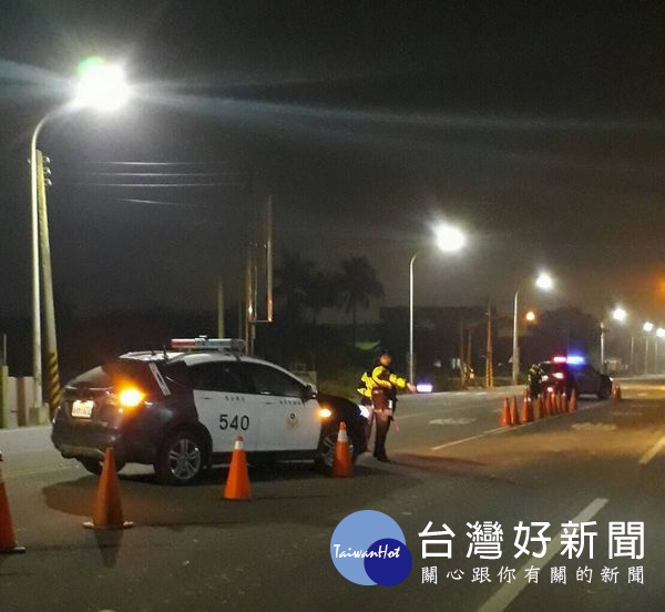 男子因騎車搖搖晃晃,遭警方攔查酒測值超標,被以現行犯逮捕,警方呼籲為保障用路人安全,加強取締酒後駕車,切勿以身試法。