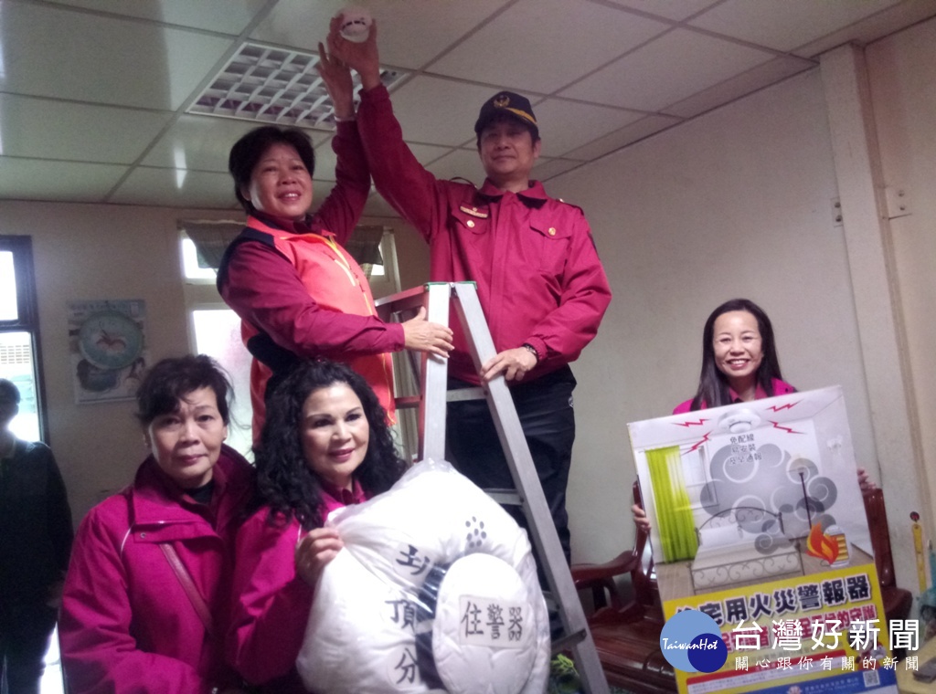 消防局第四大隊戴明杉大隊長等關懷低收入戶等,除至其家戶安裝住警器外,也致贈民生物資。