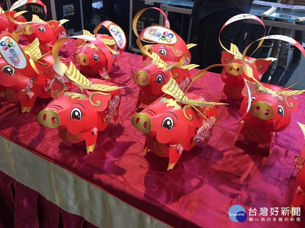 豬年小提燈十分精巧可愛。(記者扶小萍攝)