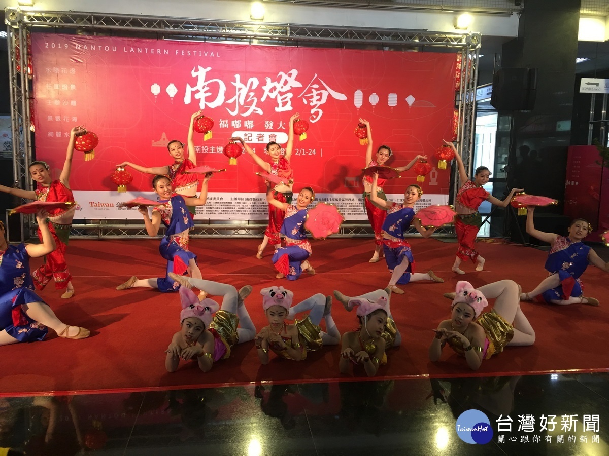 簡淑茵舞蹈團表演金豬滾滾福氣來迎接燈會。(記者扶小萍攝)
