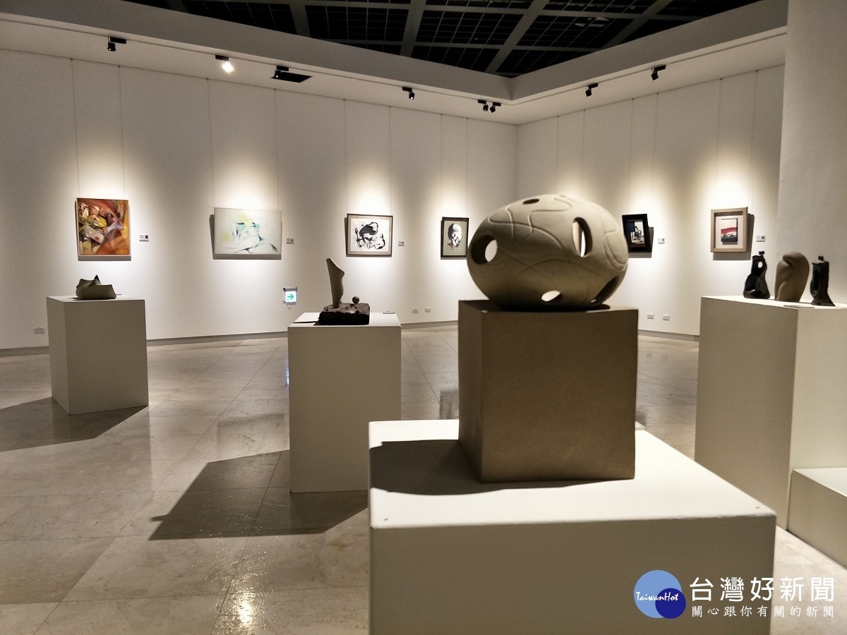 吳菊回首一甲子工筆抽象畫與陶藝展．圖／記者鄧富珍攝