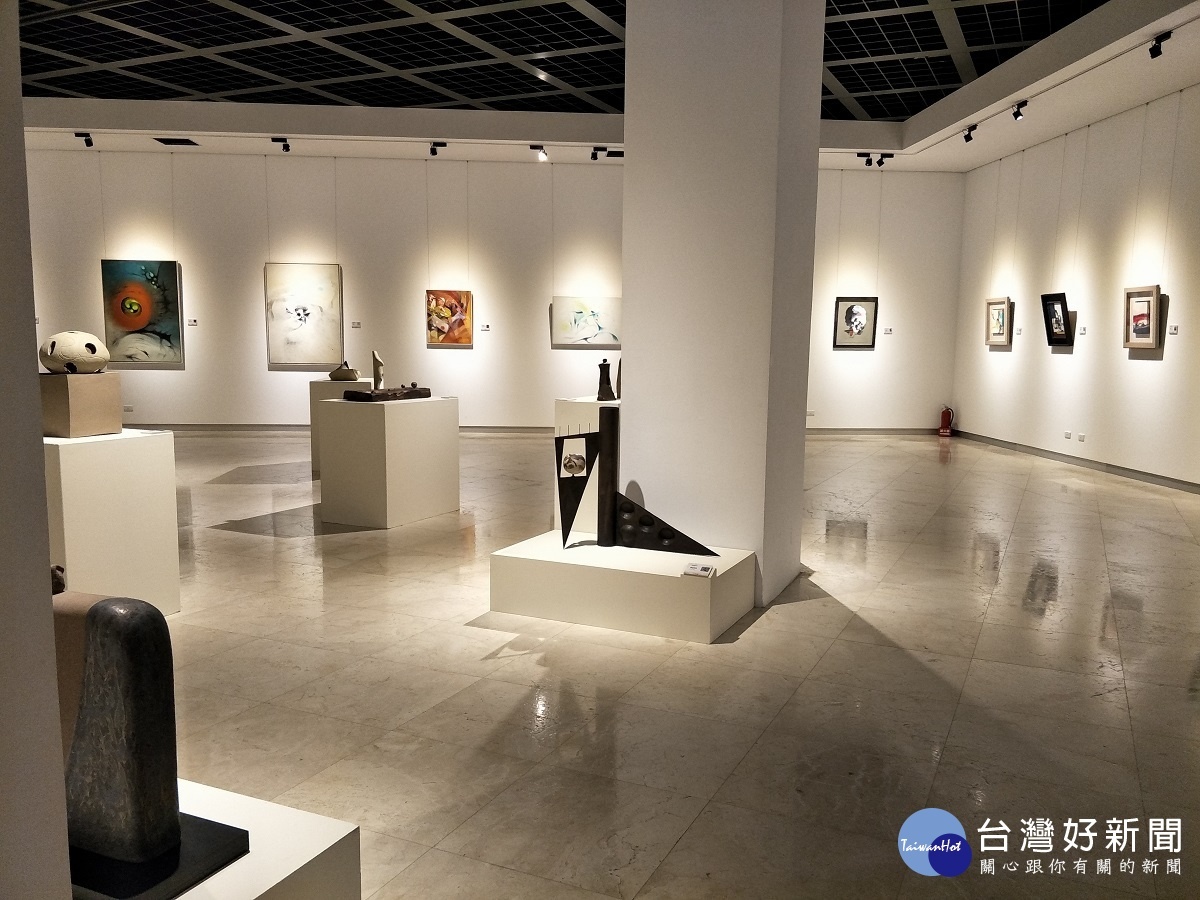 吳菊回首一甲子工筆抽象畫與陶藝展.圖/記者鄧富珍攝