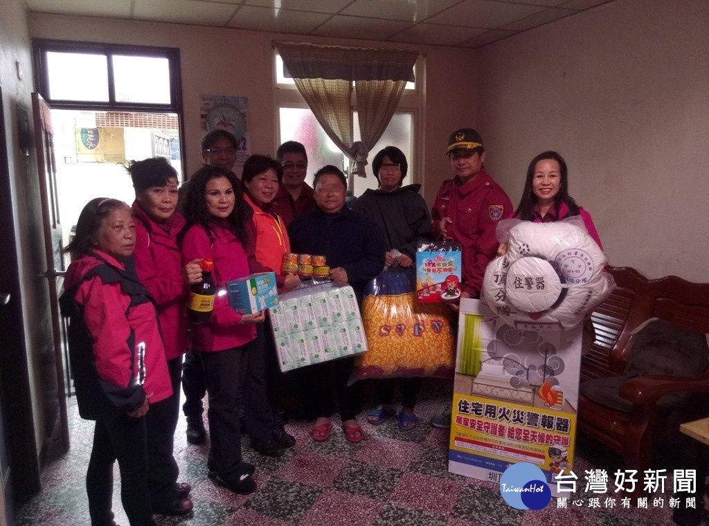 消防局第四大隊戴明杉大隊長等關懷低收入戶等,除至其家戶安裝住警器外,也致贈民生物資。