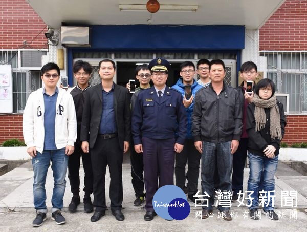北港警分局辦理新、卸任所長交接典禮,由副分局長吳柏源主持佈達,希望透過簡單隆重的交接儀式,表達對於地方的尊重,提供鄉親最優質的服務。