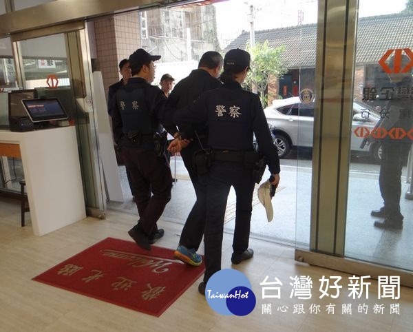 虎尾警方為提升金融機構危機處理及自我安全防衛能力，並提高執勤員警之警覺性與機動性，特聯合辦理金融機構防搶演練，場面逼真。