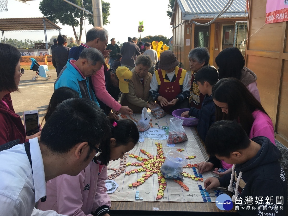 家長來賓學童合作無間。(記者扶小萍攝)