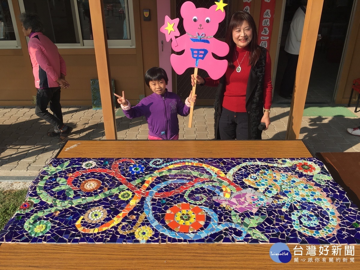 已完成的變色龍作品很精美。(記者扶小萍攝)