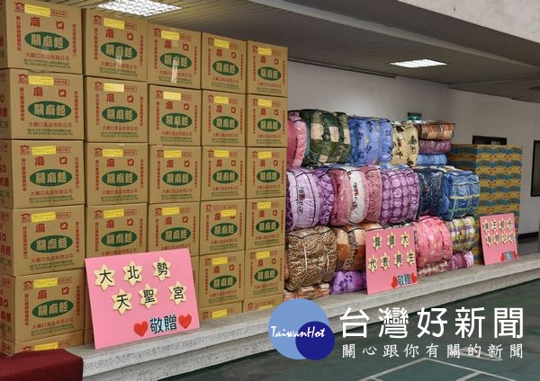 雲林縣警局發起「關懷弱勢族群、救助貧困家庭」活動,激發社會善士共襄盛舉,讓弱勢族群渡過一個溫馨快樂的農曆年。