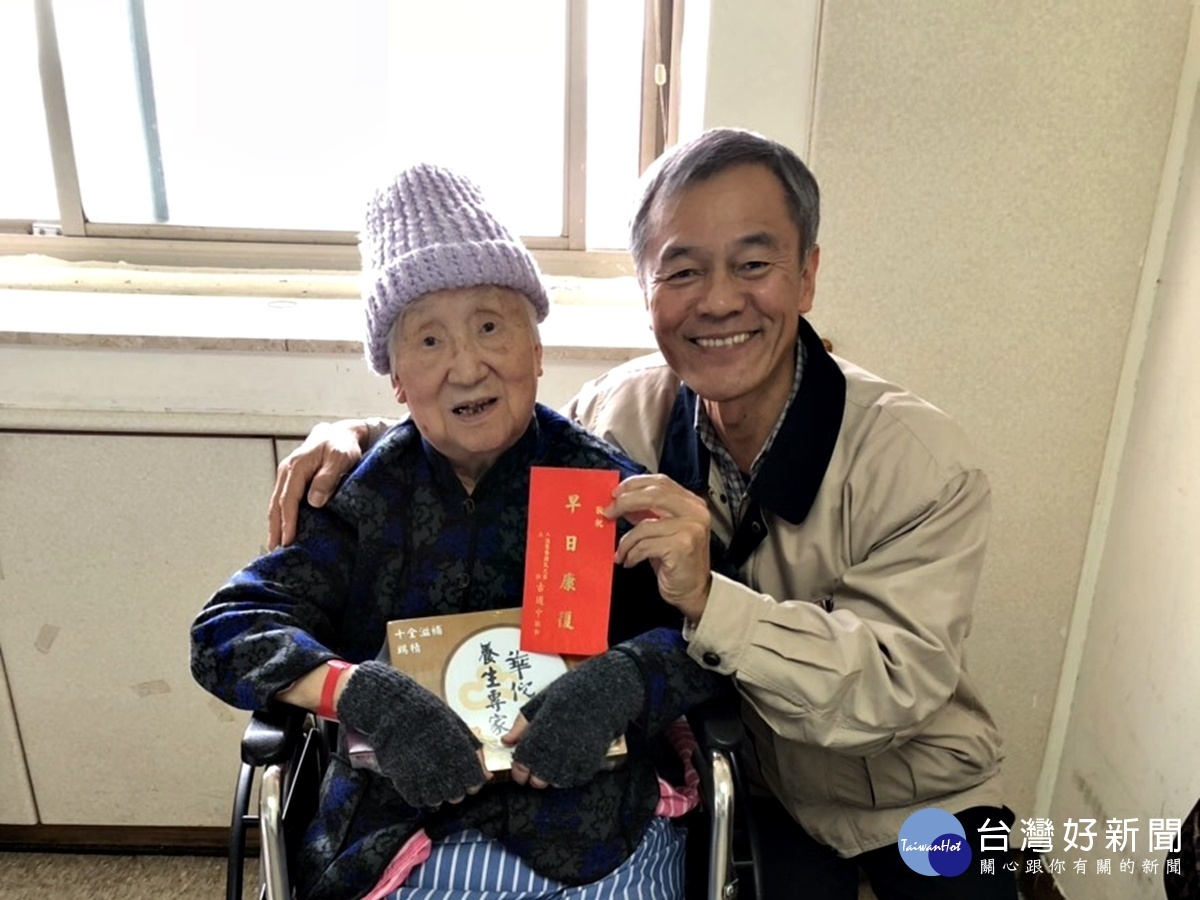 八德榮家家主任古道中春節前夕探視慰問住院榮民