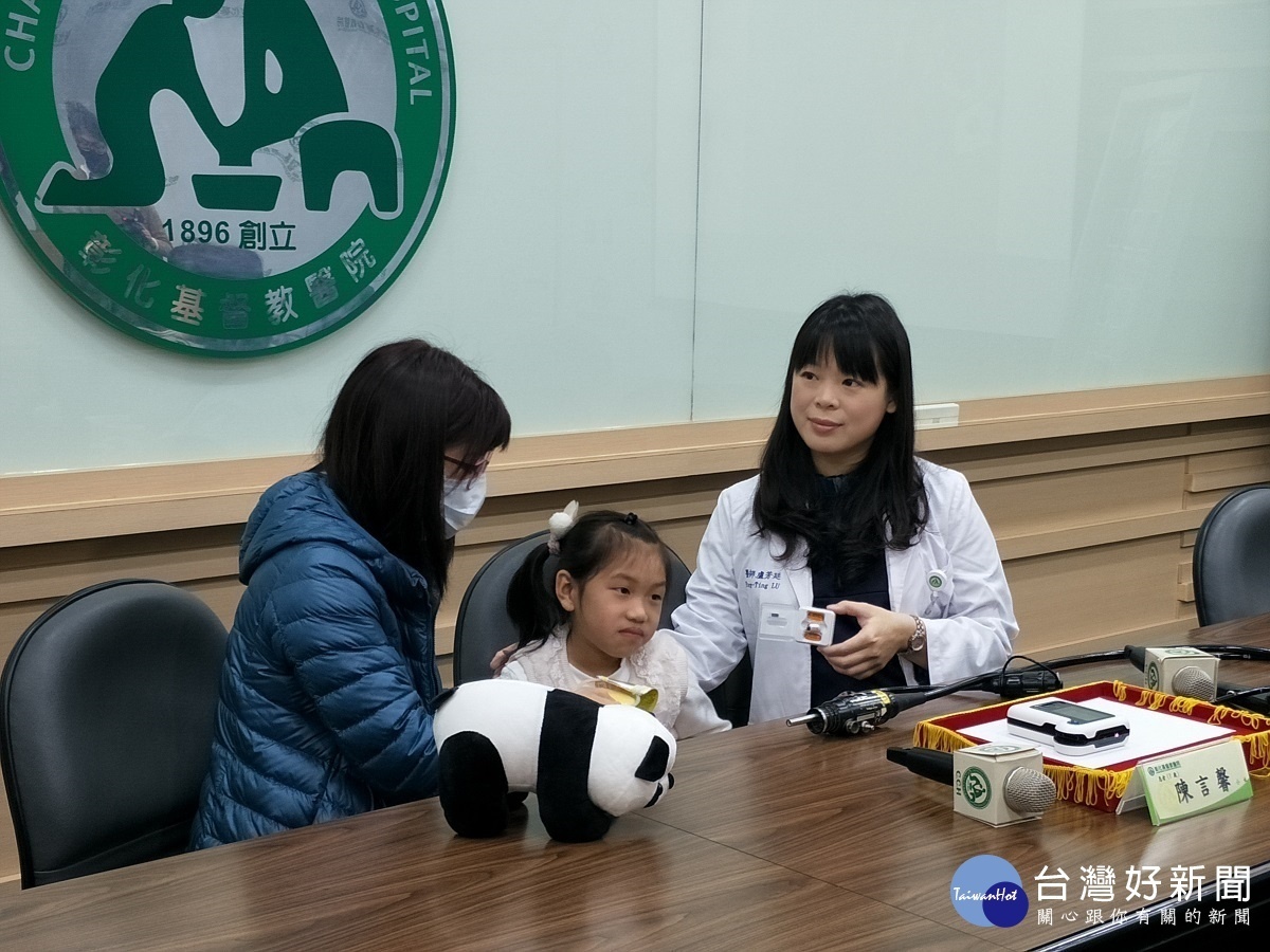 言馨小妹妹(中)和媽媽(左)、盧芳廷醫師(右)。圖/記者鄧富珍攝