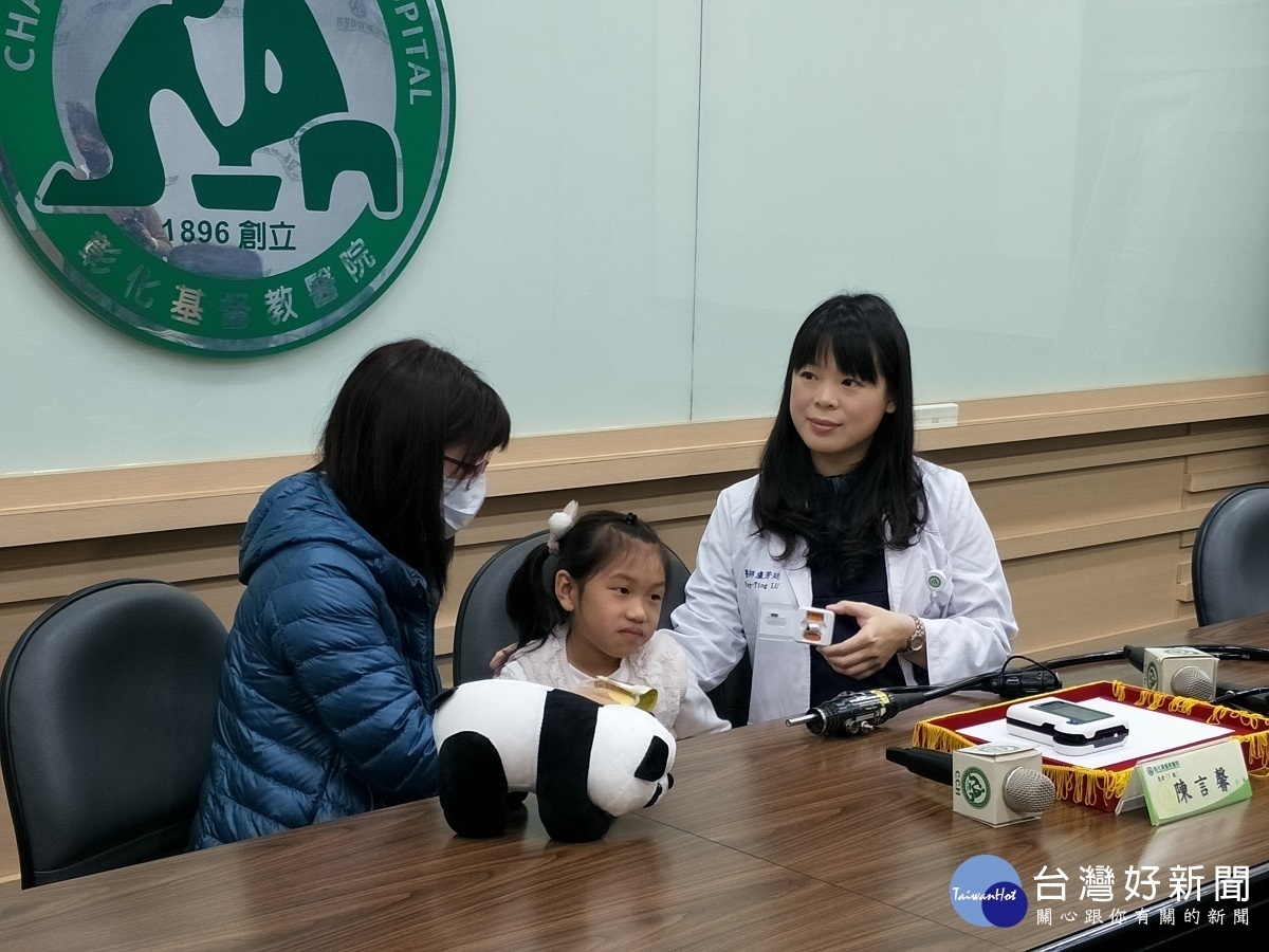 言馨小妹妹（中）和媽媽（左）、盧芳廷醫師（右）。圖／記者鄧富珍攝