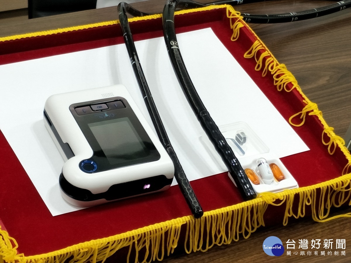傳統式胃鏡儀器和膠囊內視鏡的比較。圖/記者鄧富珍攝