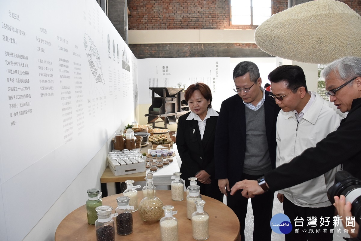副縣長洪榮章參觀百寶村特展，多元的米食文化相當豐富。
