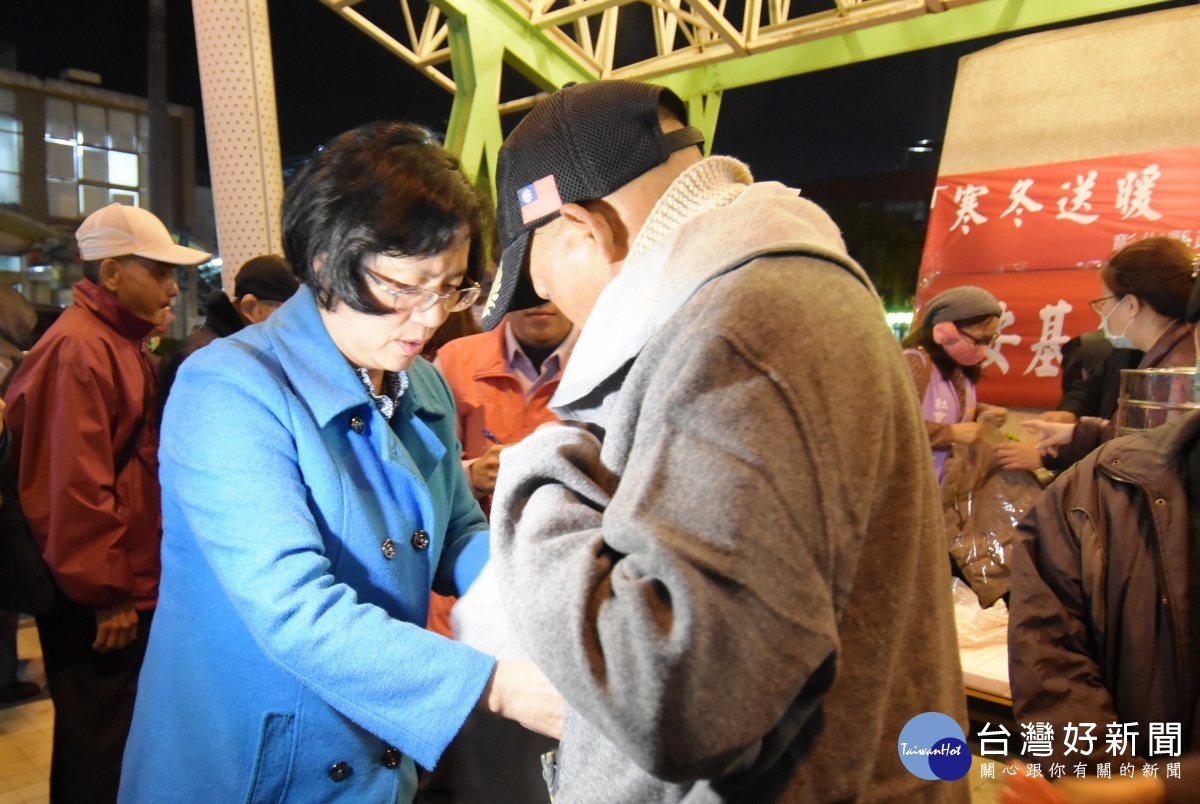 縣府結合民間團體發放街友熱食活動，縣長王惠美（左）為街友發送禦寒物資。