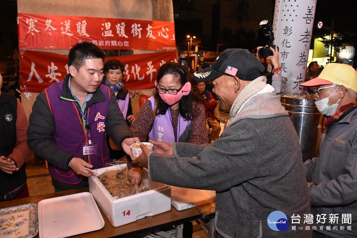 縣府結合民間團體發送街友熱食。