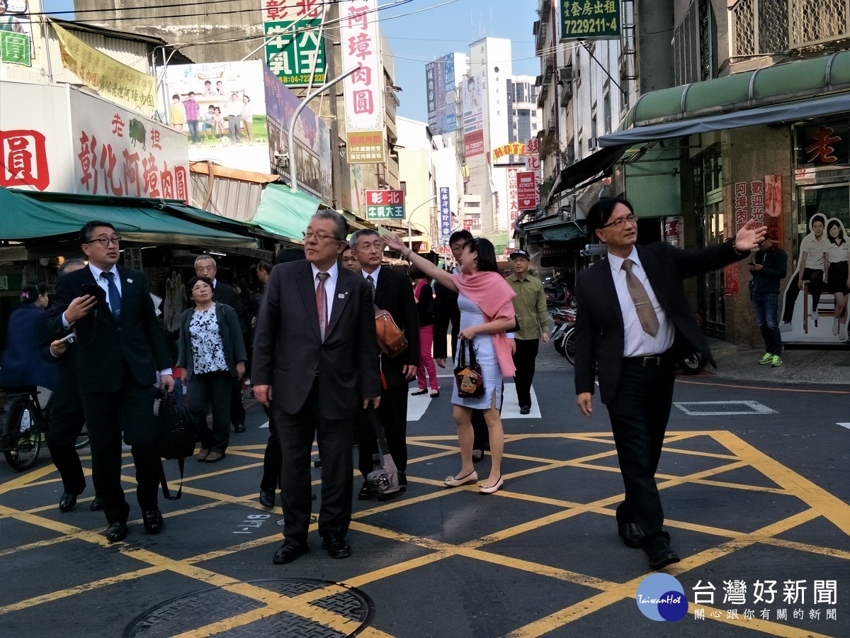 彰化市長林世賢擔任導覽介紹彰化市有名的美食小吃街。圖／記者鄧富珍攝