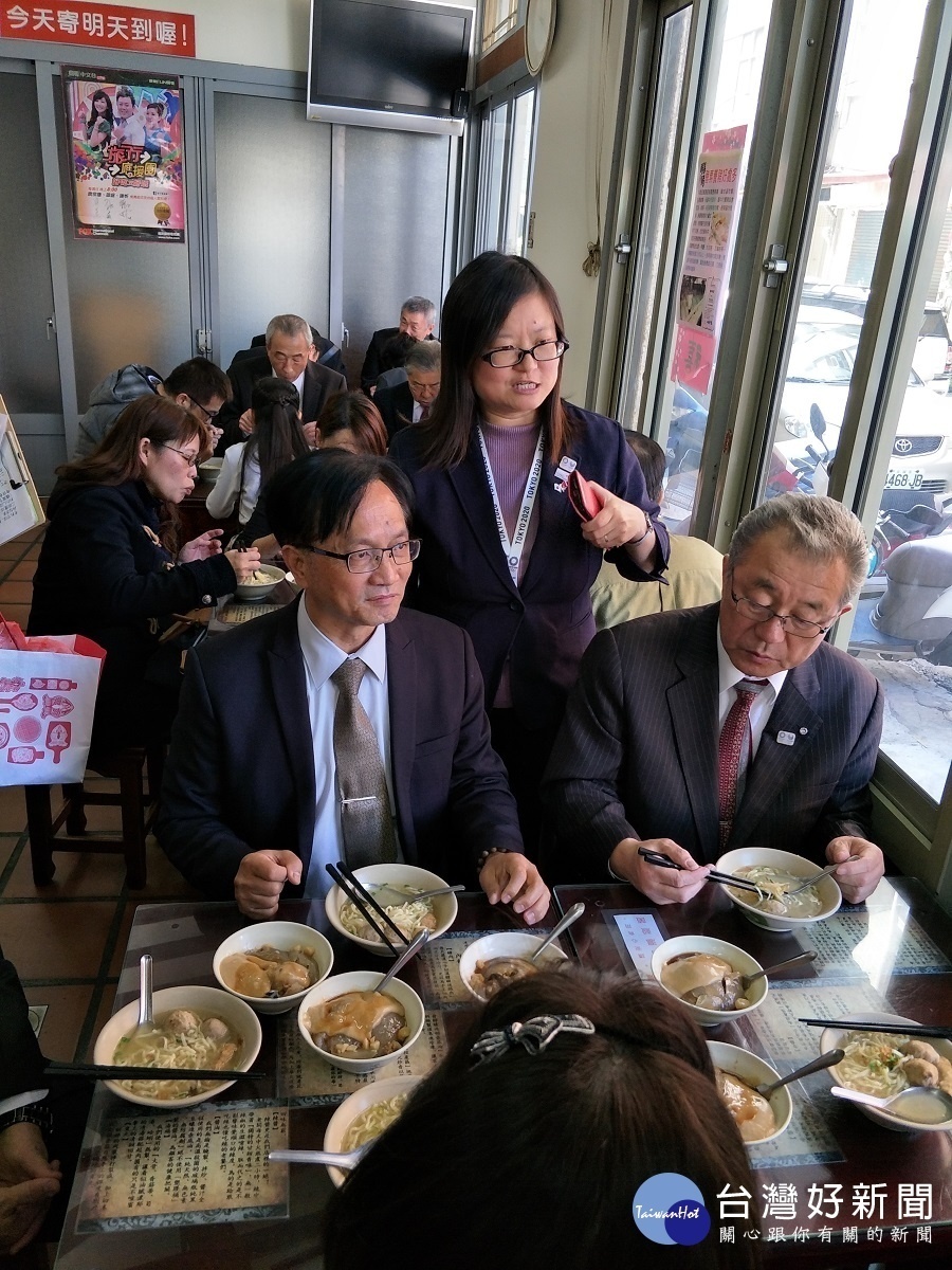 日本岩手縣野田村訪問團參訪彰化並品嘗小吃 。圖／記者鄧富珍攝