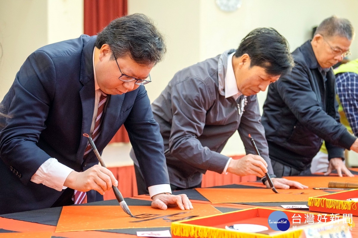 桃園市「2019揮毫迎新春.豬歲喜盈門」活動中,桃園市長鄭文燦與來賓及書法名家共同開筆題字。