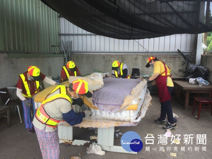 資收大軍協助區中隊拆彈簧床