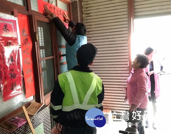 華山基金會結合北港警方、仁一醫院、北英獅子會、中華陽光推廣協會及北辰守望相助隊等,一起送上豐盛年菜與滿滿的溫馨關懷。(記者陳昭宗拍攝)