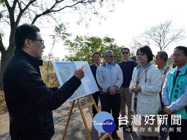 立委蘇治芬邀集國防部官員與鎮代會勘查虎尾空軍基地閒置空間,盼軍民透過充分溝通,打造共生共構的優質生活環境。(記者陳昭宗拍攝)