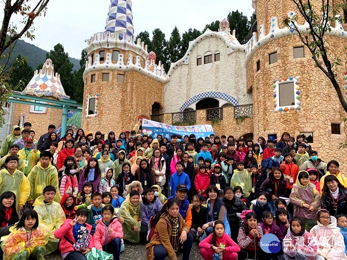 兒童暢遊九族文化村,開心的在大型新遊樂設施西班牙海岸前拍照合影。