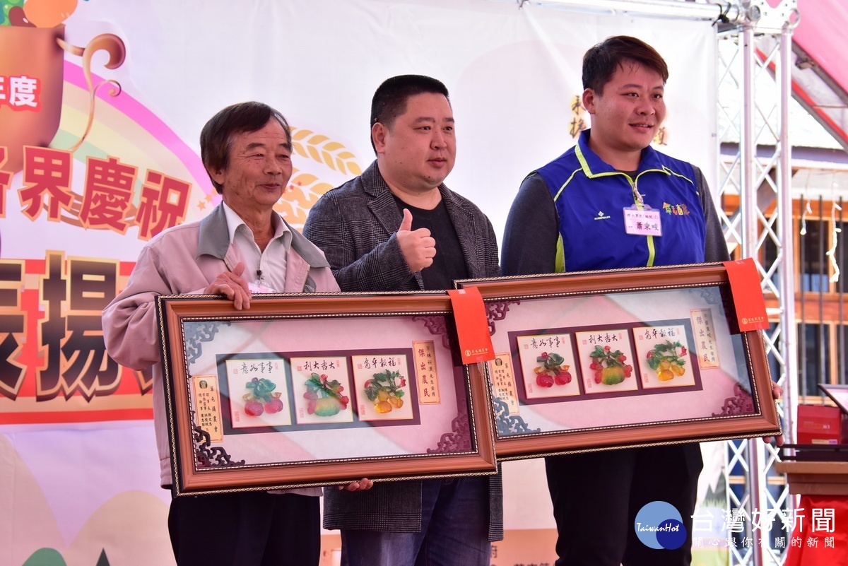 理事長陳文忠表揚2位傑出農民。