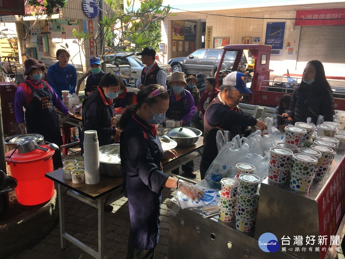 嘉和社區志工為大家備熱食。（記者扶小萍攝）