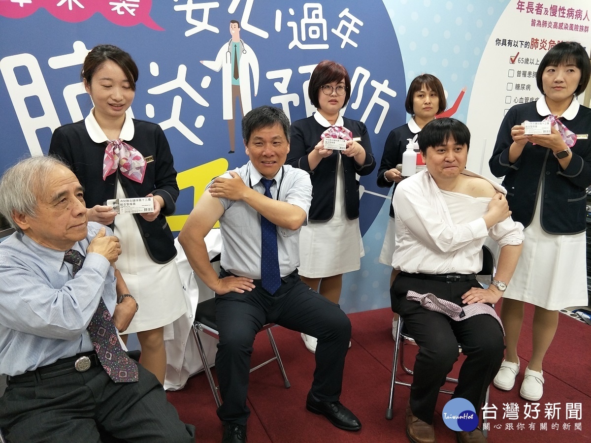 坐者右起：林聖皓、林慶雄及蔡正道等三位醫師和病友（坐者左一）共同接種肺炎鏈球菌疫苗。圖／記者鄧富珍攝