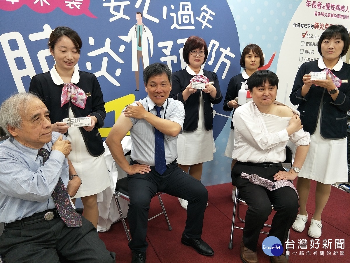 坐者右起:林聖皓、林慶雄及蔡正道等三位醫師和病友(坐者左一)共同接種肺炎鏈球菌疫苗。圖/記者鄧富珍攝