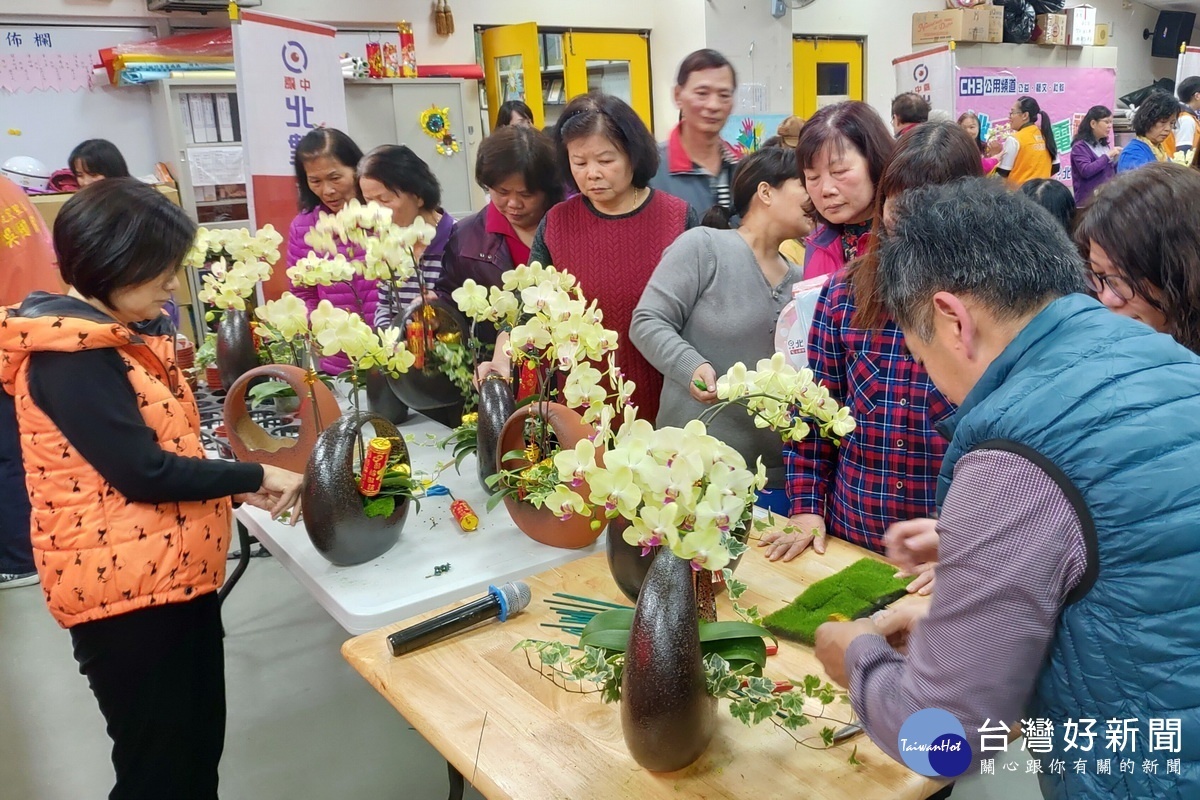 蘆竹區瓦窯社區插花迎新年,舉辦「金豬呈祥發財樹教學」。