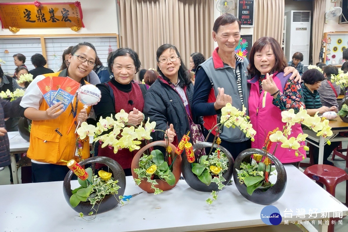 蘆竹區瓦窯社區插花迎新年,舉辦「金豬呈祥發財樹教學」。