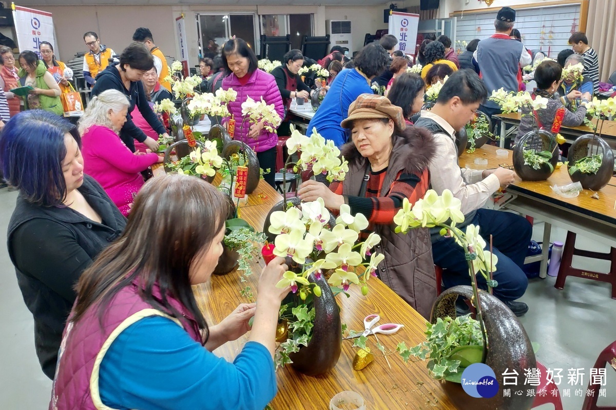 蘆竹區瓦窯社區插花迎新年,舉辦「金豬呈祥發財樹教學」。