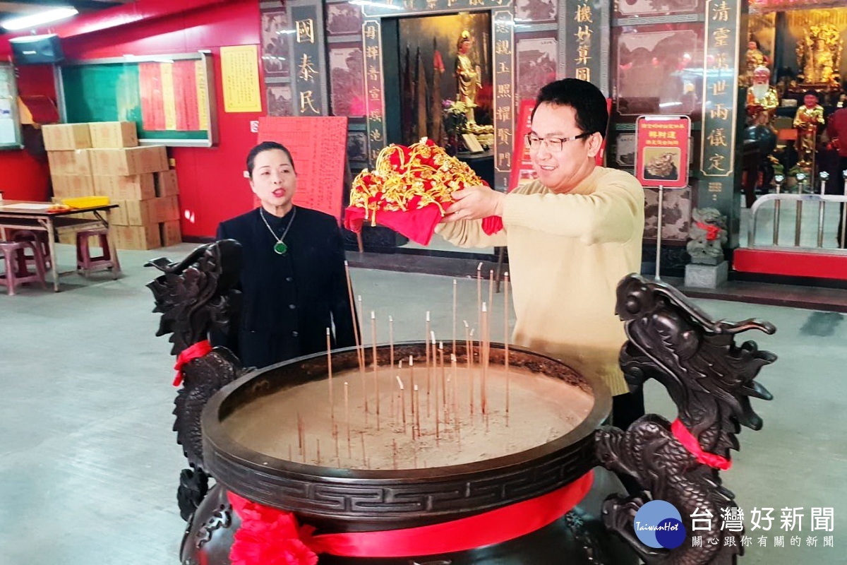 前桃園市議員楊朝偉製作了一萬枚開運祈福豬年金幣福袋在「三清宮」過香火,將分發給鄉親朋友們。