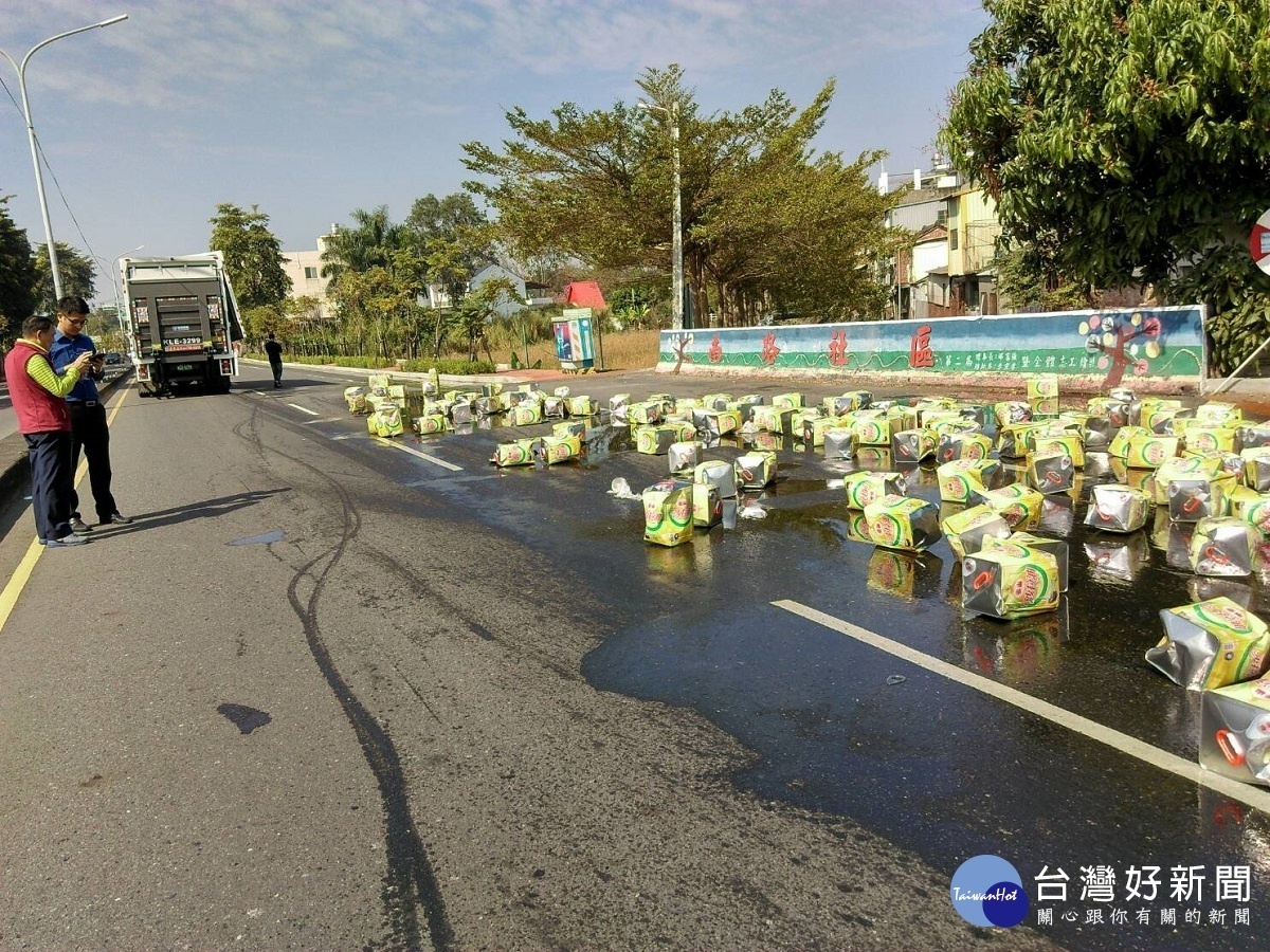 載運沙拉油車門閂鬆脫　百桶油傾瀉大馬路變成「油路路」