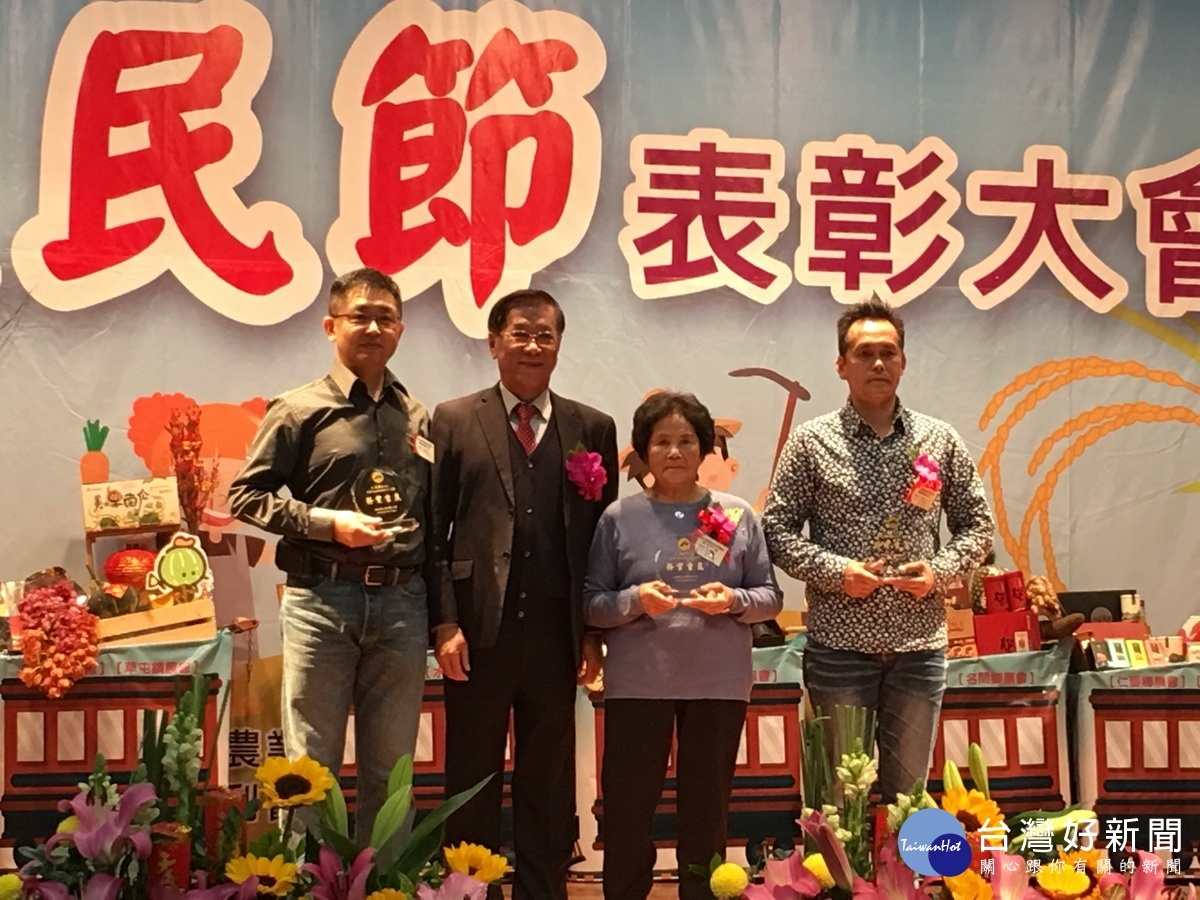 林明溱縣長表揚南投縣模範農民。(記者扶小萍攝)