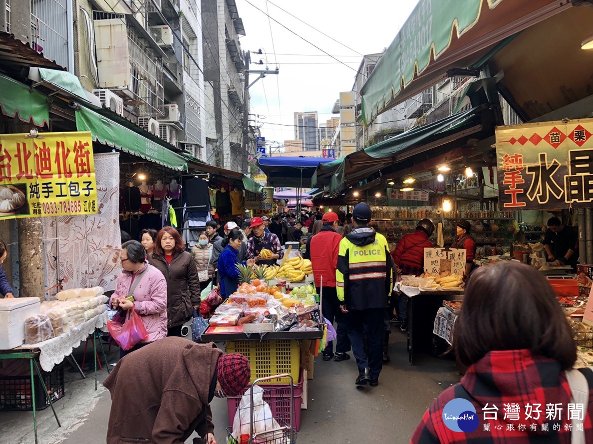 員警步行進入傳統市場向民眾宣導防扒、防竊及防詐騙觀念，提醒民眾注意隨身財物，及協助警方預防犯罪。