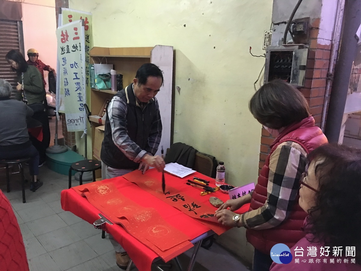 名家風格各有不同民眾都喜獲墨寶。(記者扶小萍攝)