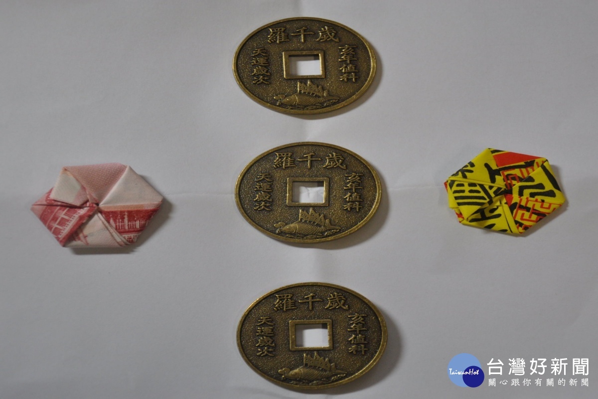慶安宮值年歲錢和紅包內裝的百元鈔、符令。