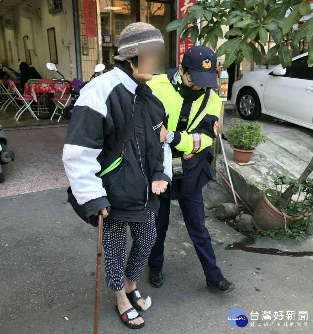 草湳派出所警員將左腳腳趾受傷老婦先帶返所處理,隨後以警車送老婦返家。