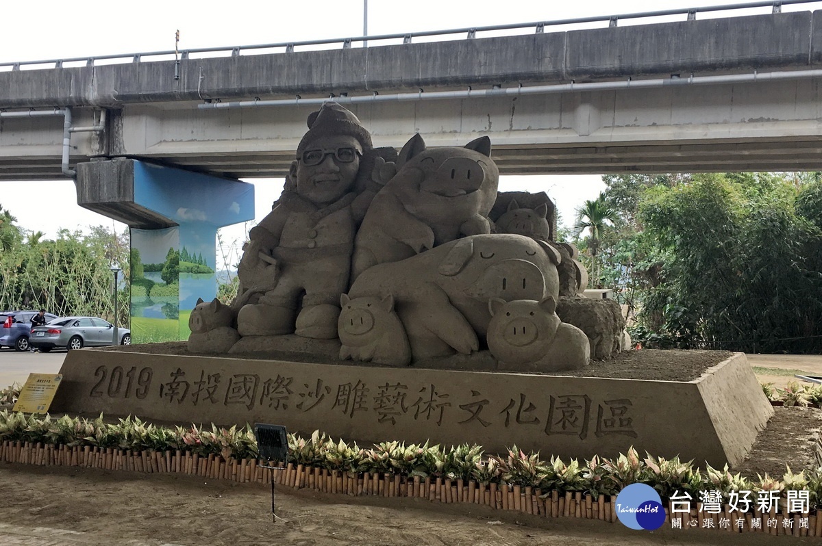 沙雕展入口金豬家庭成員歡迎大家。(記者扶小萍攝)