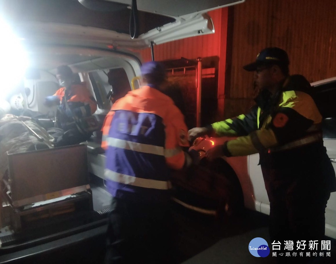 陳姓婦人生活頓失依靠，想不開燃起輕生念頭，員警通知救護車及社會局家庭服務中心給予協助。