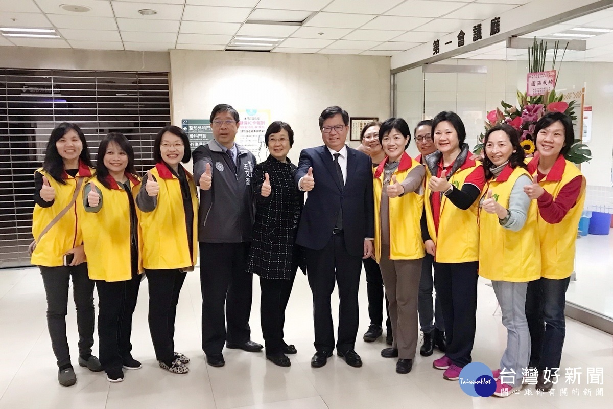 桃園市長鄭文燦參加「桃園市護理師護士公會第15屆第2次會員代表大會」,與來賓及工作人員合影。