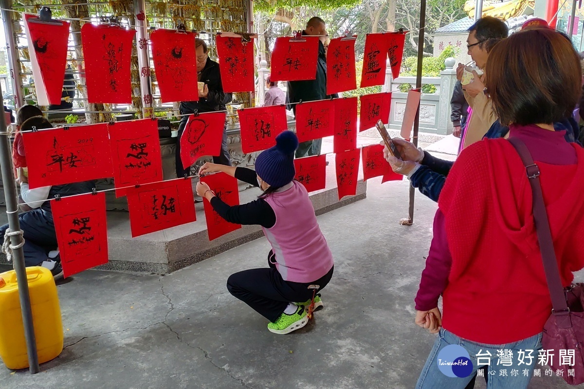 「年畫絹印」活動中，民眾展示DIY的成果。