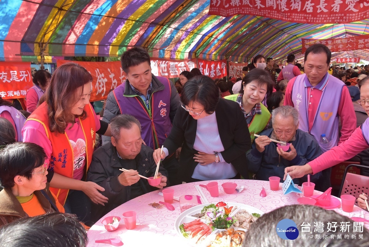 縣長王惠美在寒士30尾牙宴為民眾夾菜。