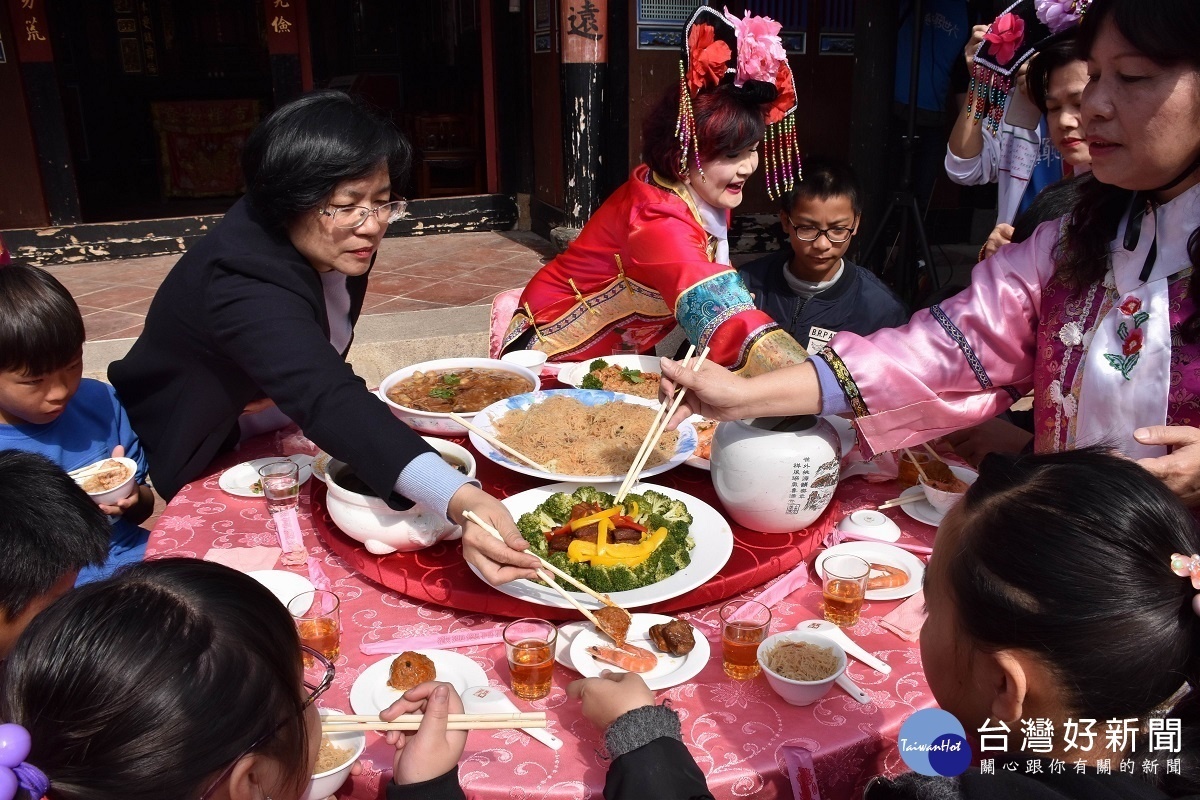 縣長王惠美幫家扶兒夾菜滿滿。圖/彰化家扶中心提供。