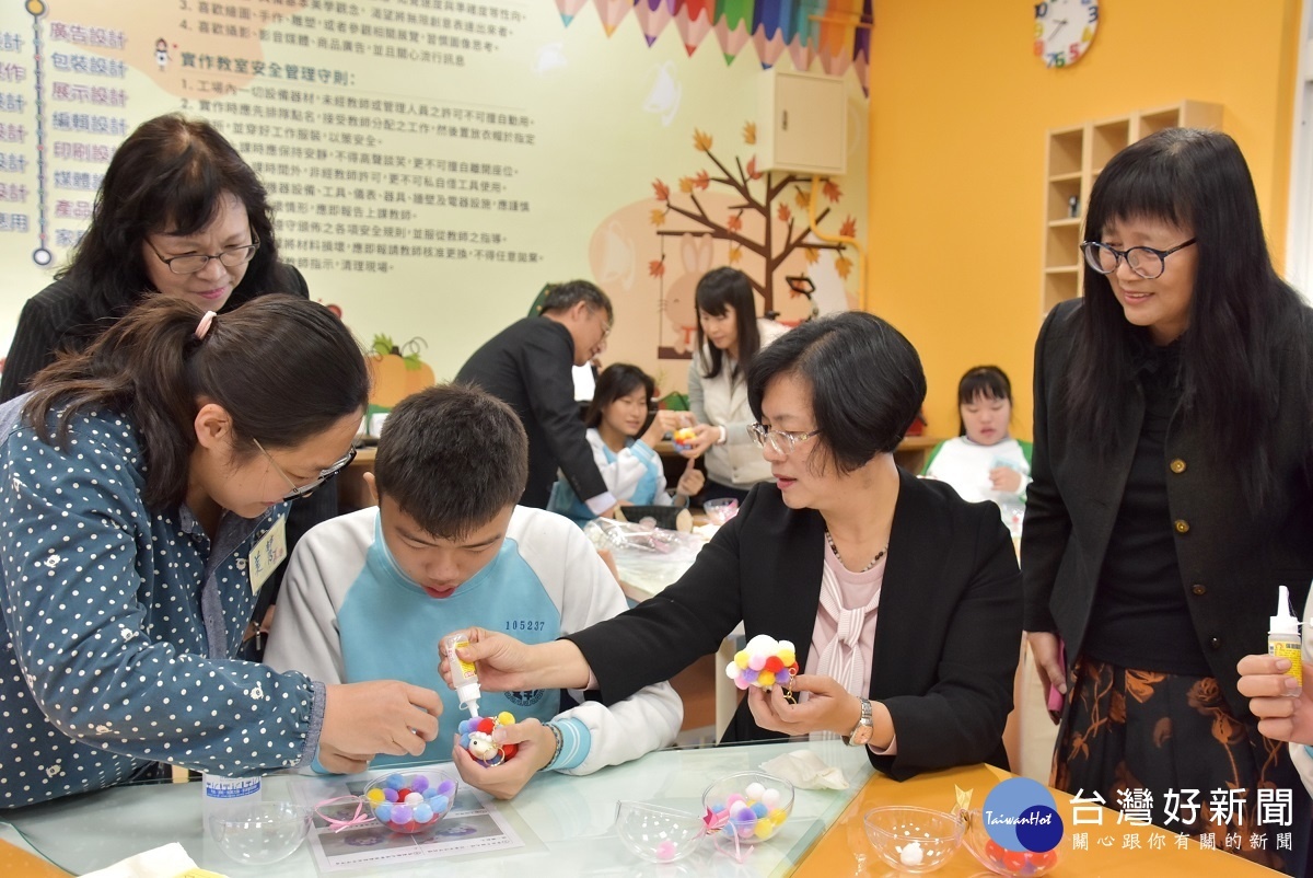 縣長王惠美與小朋友一起手作襪子娃娃，互動好開心。圖／記者鄧富珍攝