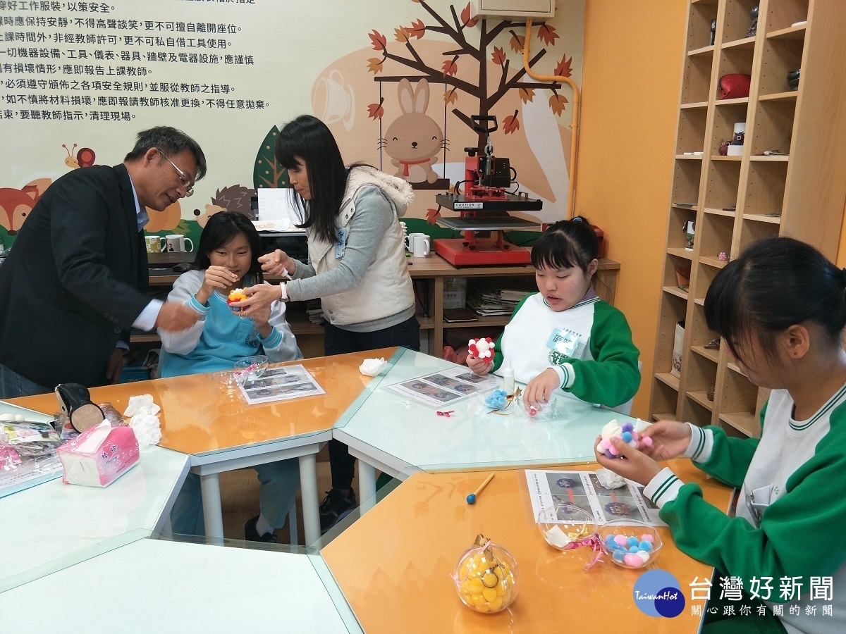 老師指導小朋友手作娃娃。圖/記者鄧富珍攝